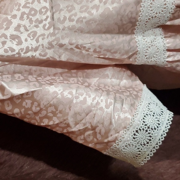 Love It Pink Leopard Lace Top - Picture 3 of 6